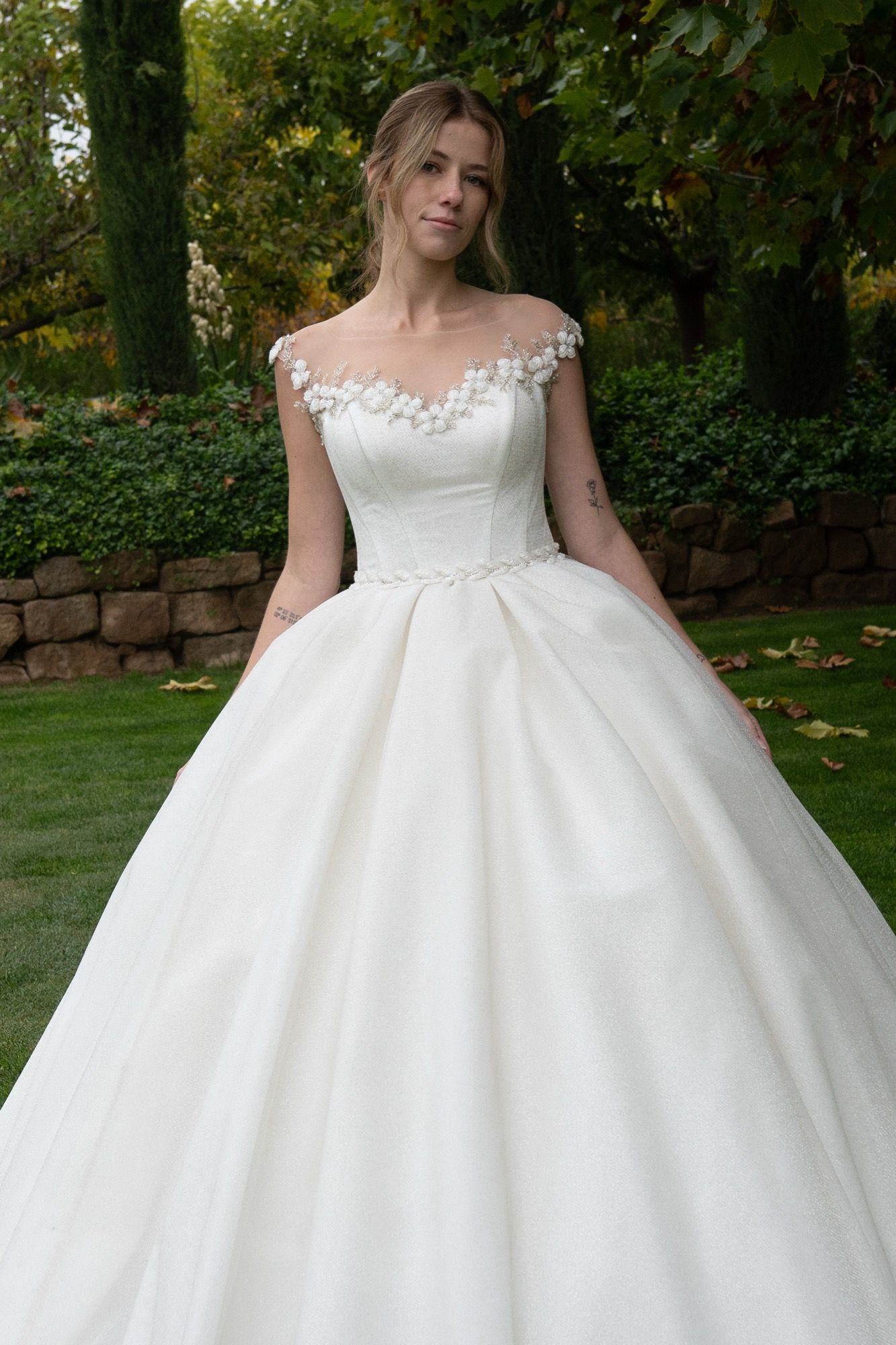 Vestido de novia de corte princesa, hombros caídos con mangas capa, guirnalda floral bordada, tul con brillo, espalda de corsé — Oksana Dorenska
