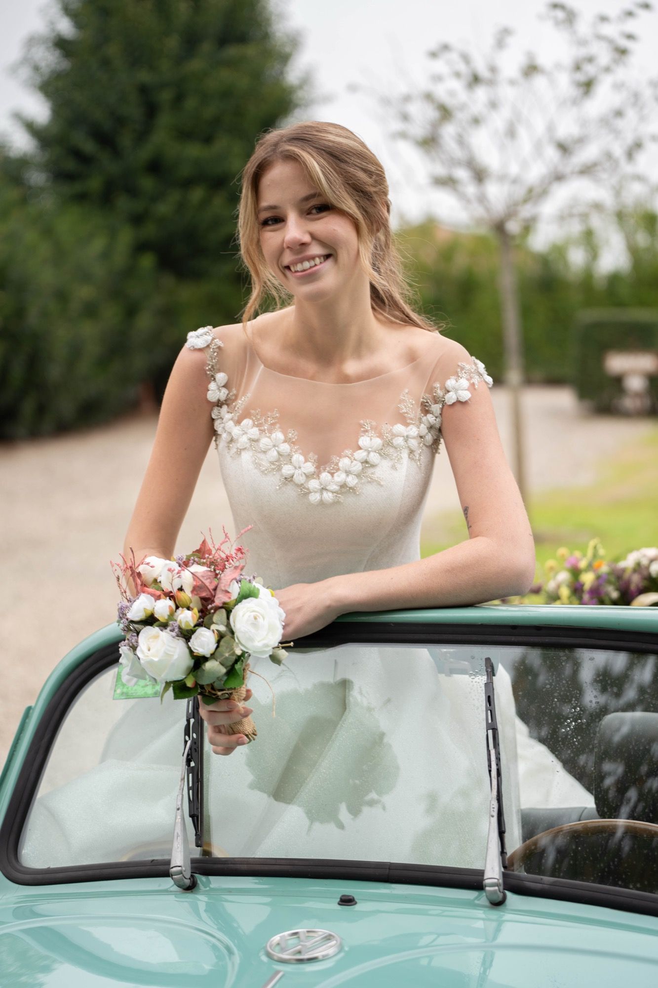 Vestido de novia de corte princesa, hombros caídos con mangas capa, guirnalda floral bordada, tul con brillo, espalda de corsé — Oksana Dorenska