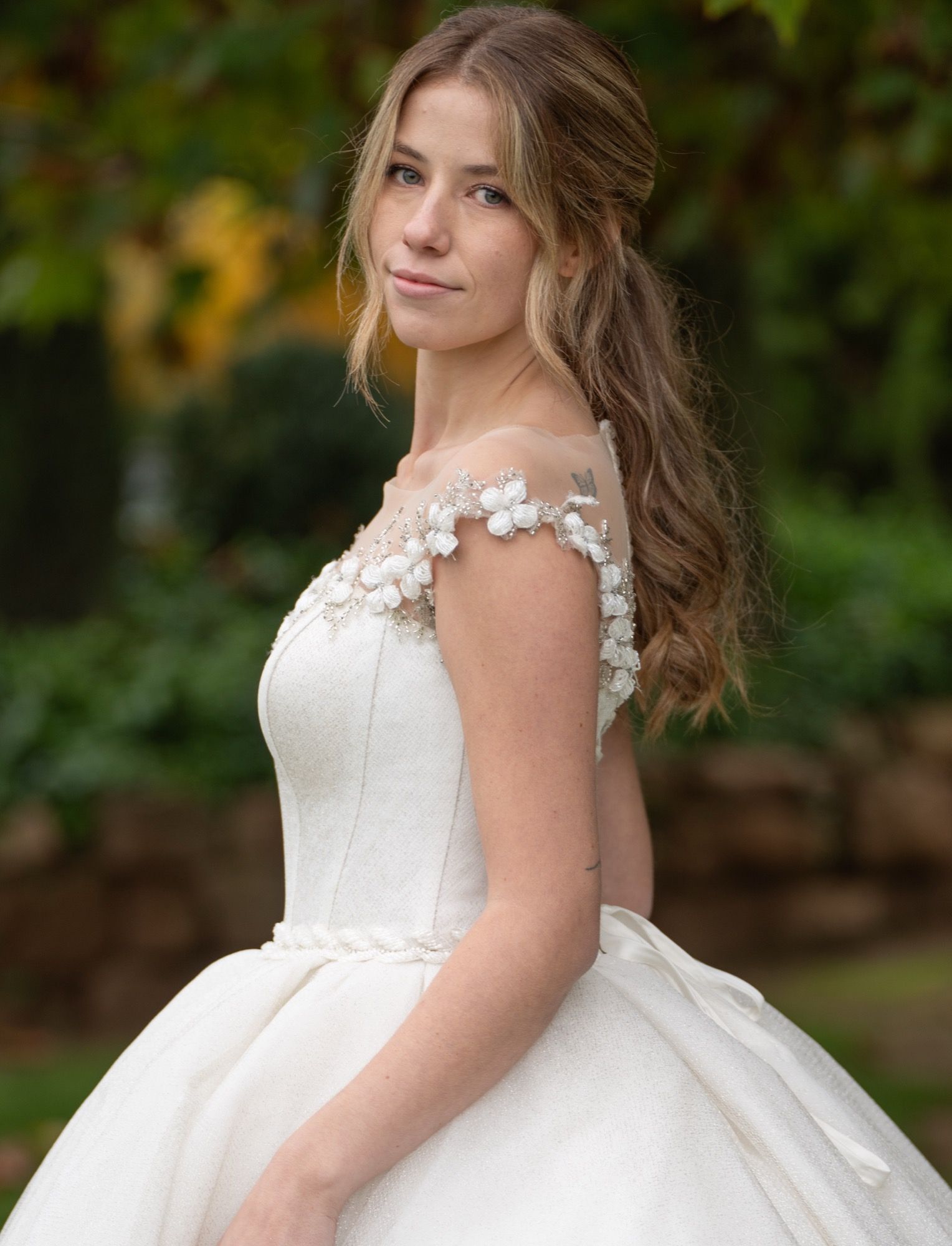 Vestido de novia de corte princesa, hombros caídos con mangas capa, guirnalda floral bordada, tul con brillo, espalda de corsé — Oksana Dorenska