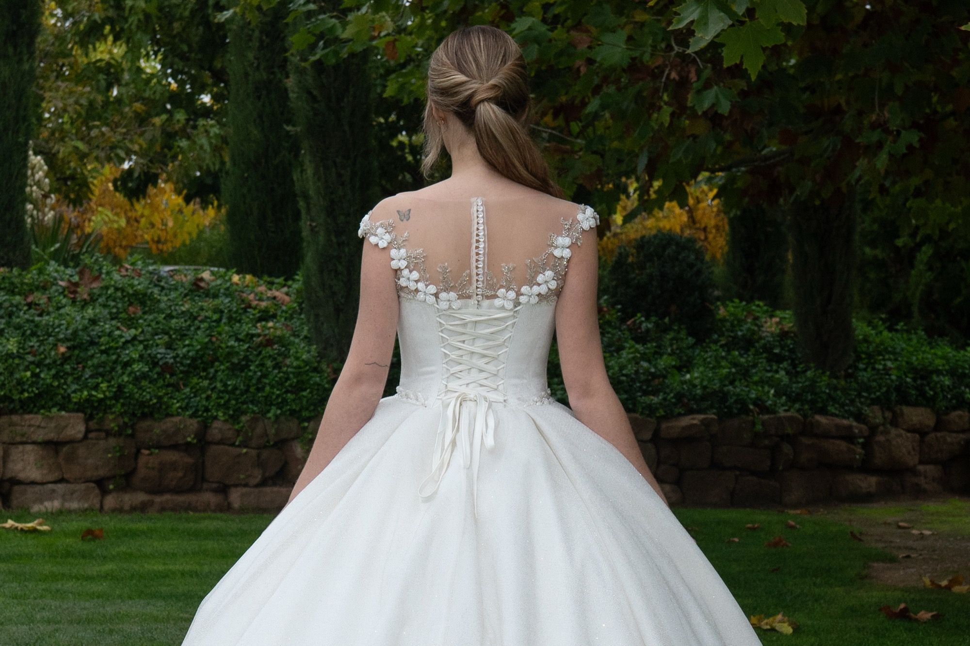 Vestido de novia de corte princesa, hombros caídos con mangas capa, guirnalda floral bordada, tul con brillo, espalda de corsé — Oksana Dorenska