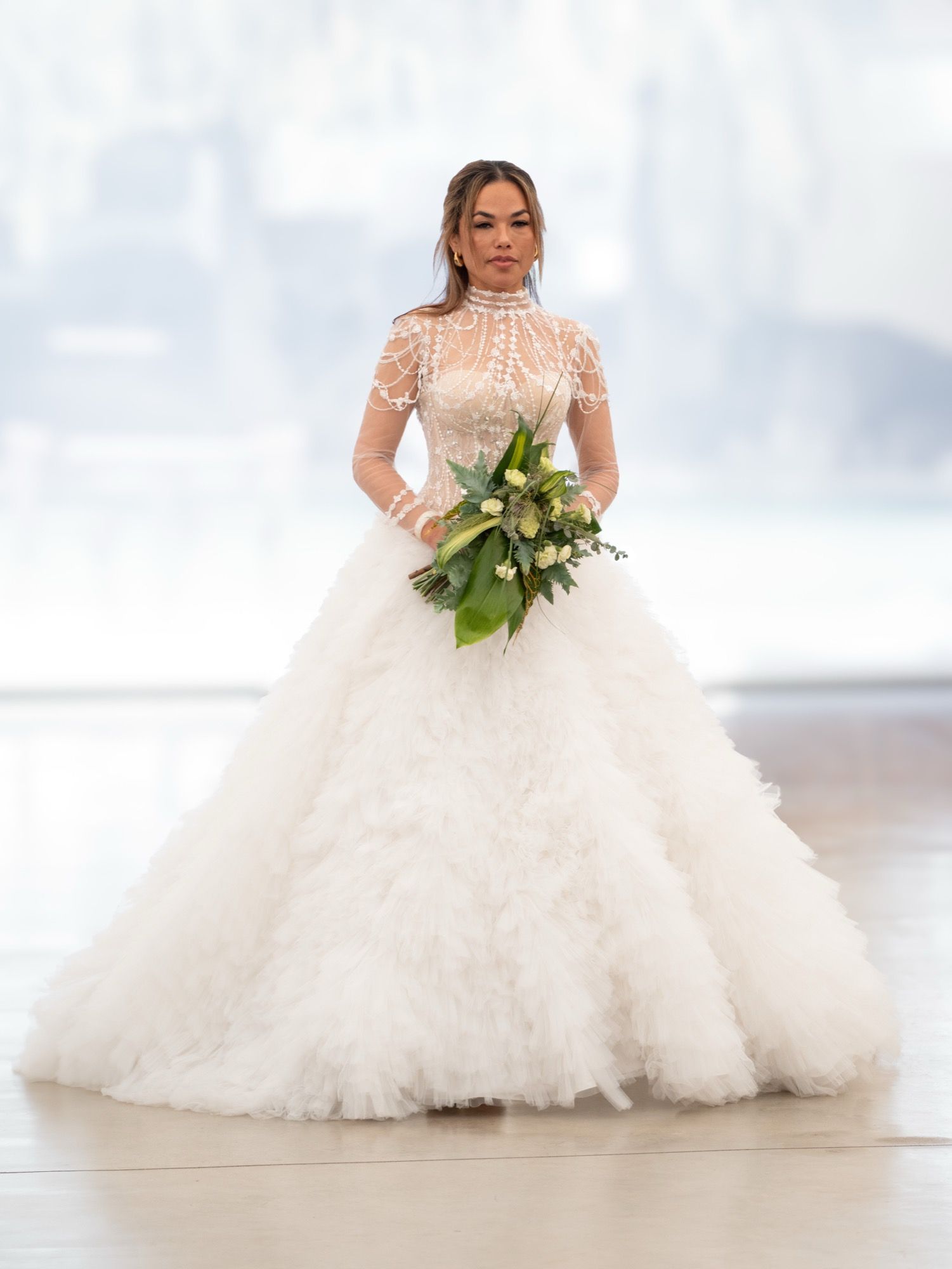 Vestido de novia de corte princesa, cuello alto ilusión, manga larga, cadenas de perlas y strass, falda de plumas y tul — Oksana Dorenska