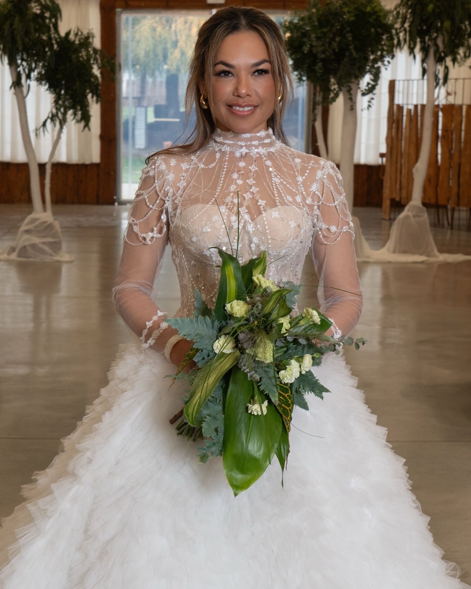 Novia con ramo en una velada del atelier