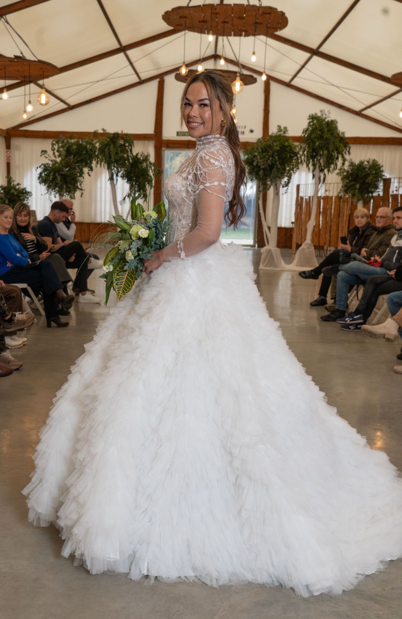 Vestido de novia de corte princesa, cuello alto ilusión, manga larga, cadenas de perlas y strass, falda de plumas y tul — Oksana Dorenska