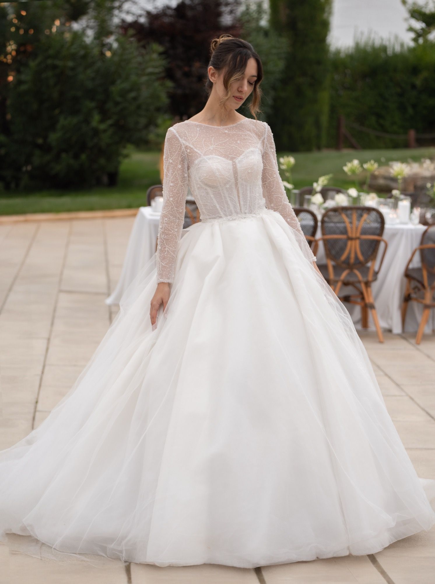 Vestido de novia de corte princesa, manga larga de tul ilusión bordado, escote corazón, falda de satén — Oksana Dorenska