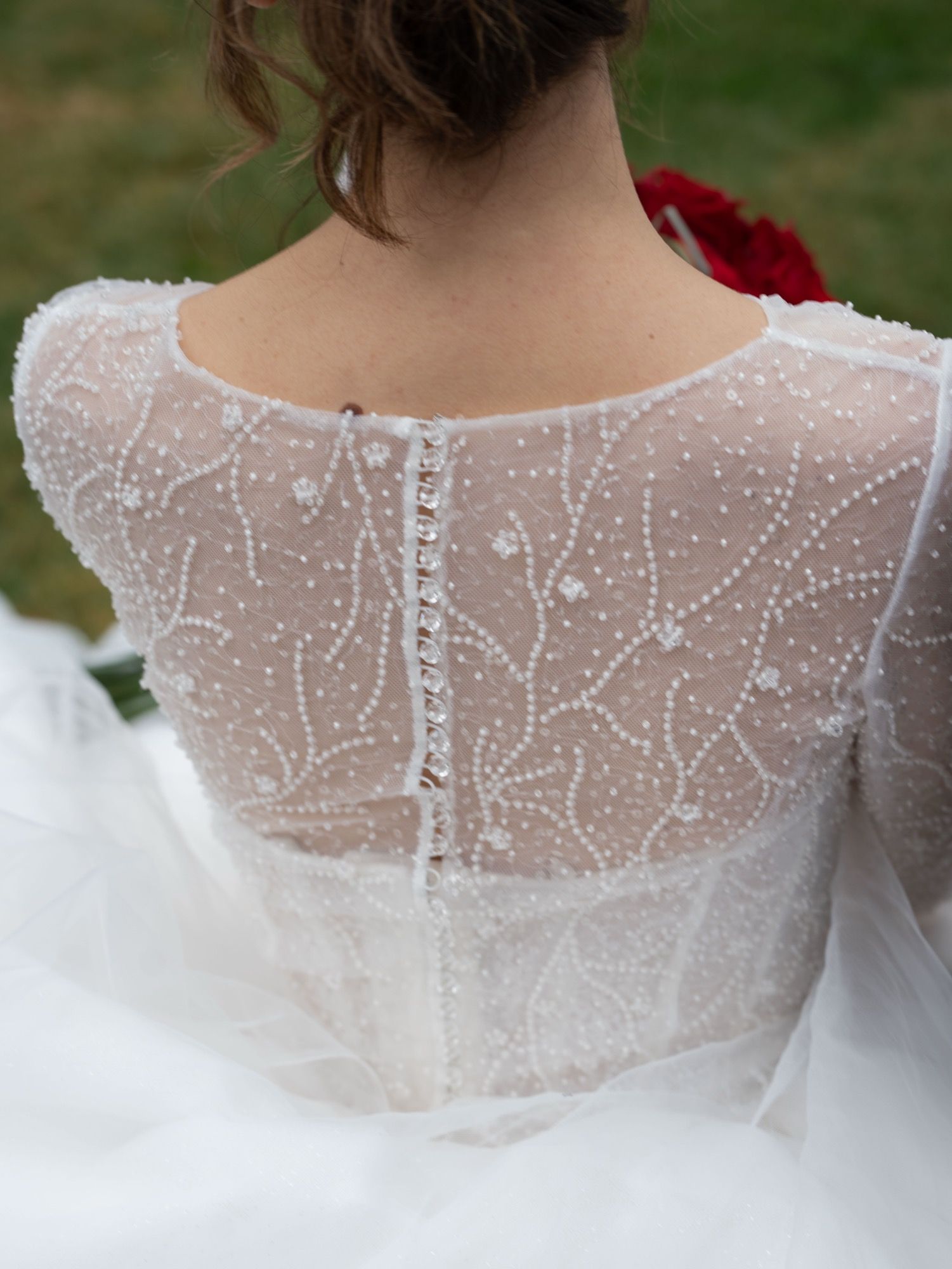 Vestido de novia de corte princesa, cuello alto ilusión, manga larga, cadenas de perlas y strass, falda de plumas y tul — Oksana Dorenska