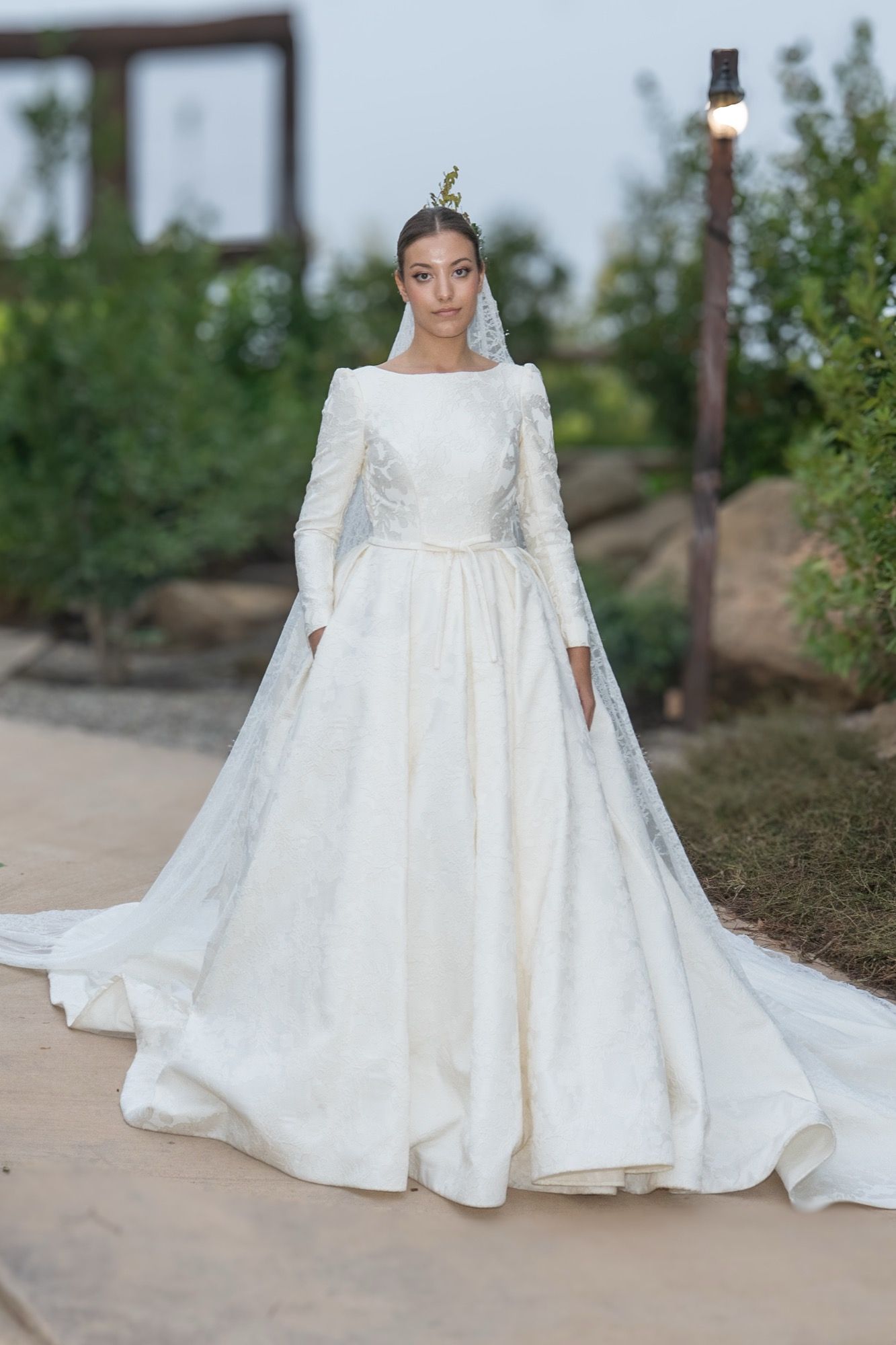 Vestido de novia de corte princesa, manga larga, cuello alto, brocado jacquard, espalda escotada — Oksana Dorenska
