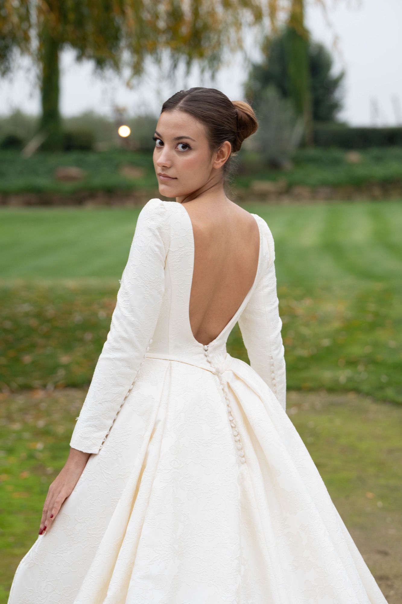 Vestido de novia de corte princesa, manga larga, cuello alto, brocado jacquard, espalda escotada — Oksana Dorenska