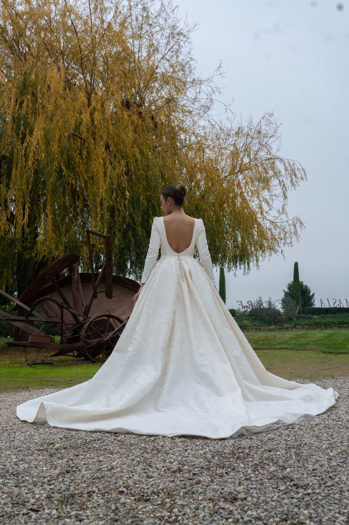Vestido de novia de corte princesa, manga larga, cuello alto, brocado jacquard, espalda escotada — Oksana Dorenska