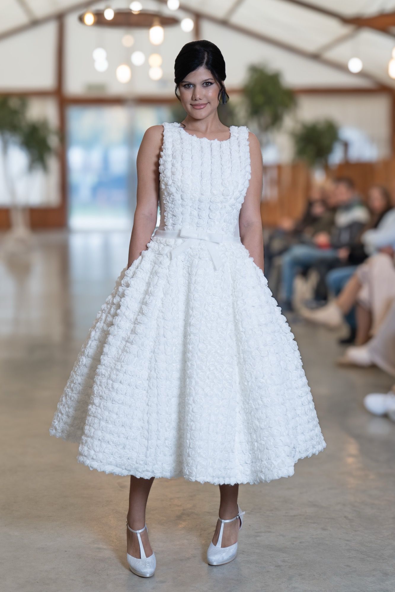 Vestido midi de tweed con rosetones florales, sin mangas — Oksana Dorenska