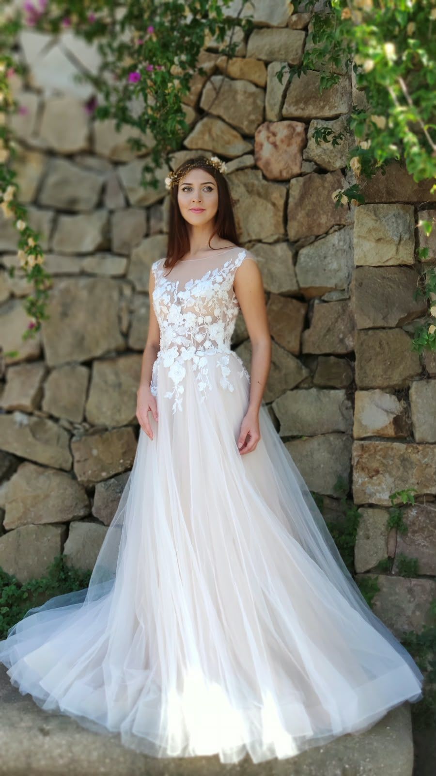 Sleeveless A-line wedding dress with floral appliqués and tulle skirt — Oksana Dorenska