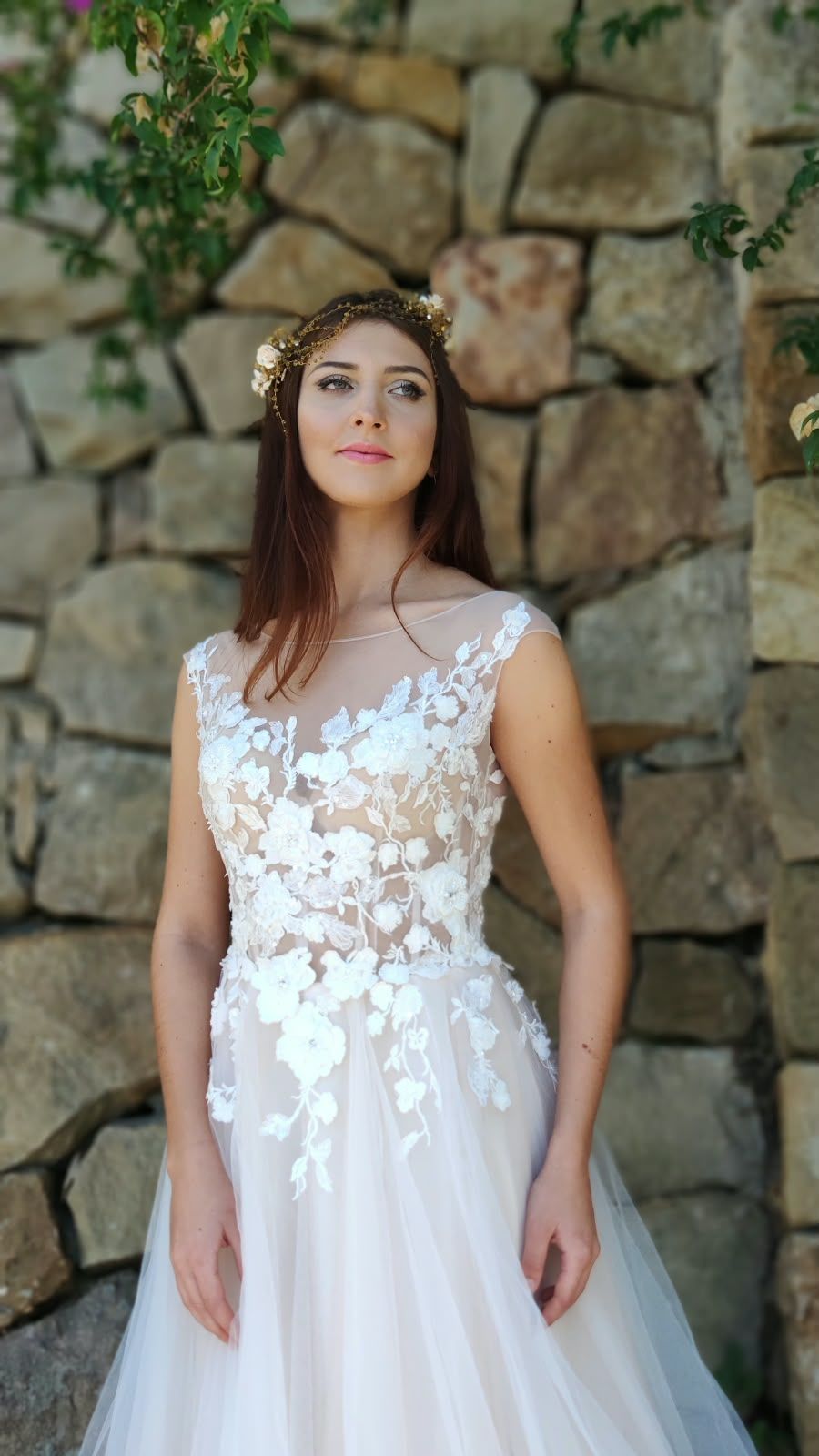 Sleeveless A-line wedding dress with floral appliqués and tulle skirt — Oksana Dorenska