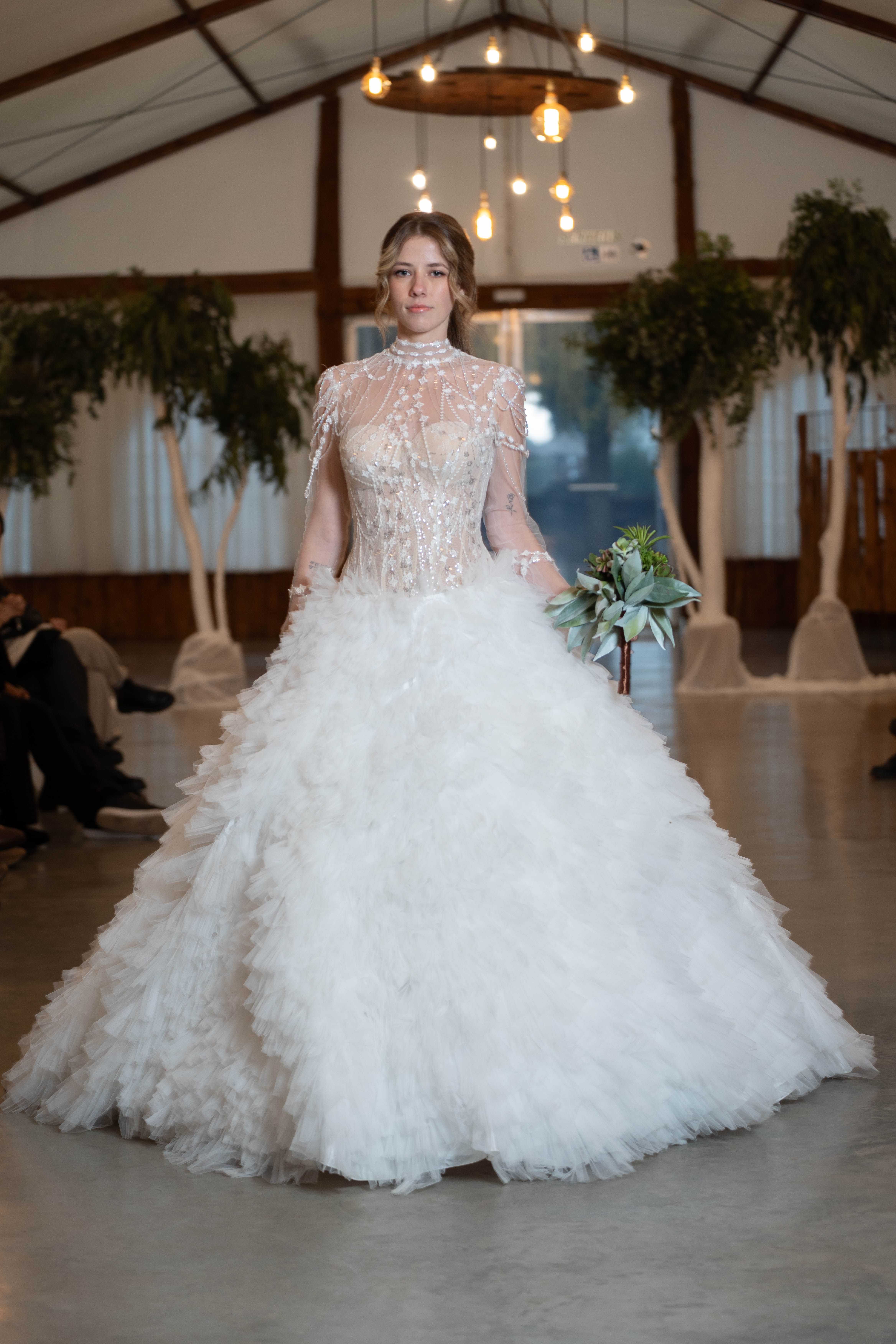 Vestido de novia de corte princesa con falda de volantes — Oksana Dorenska