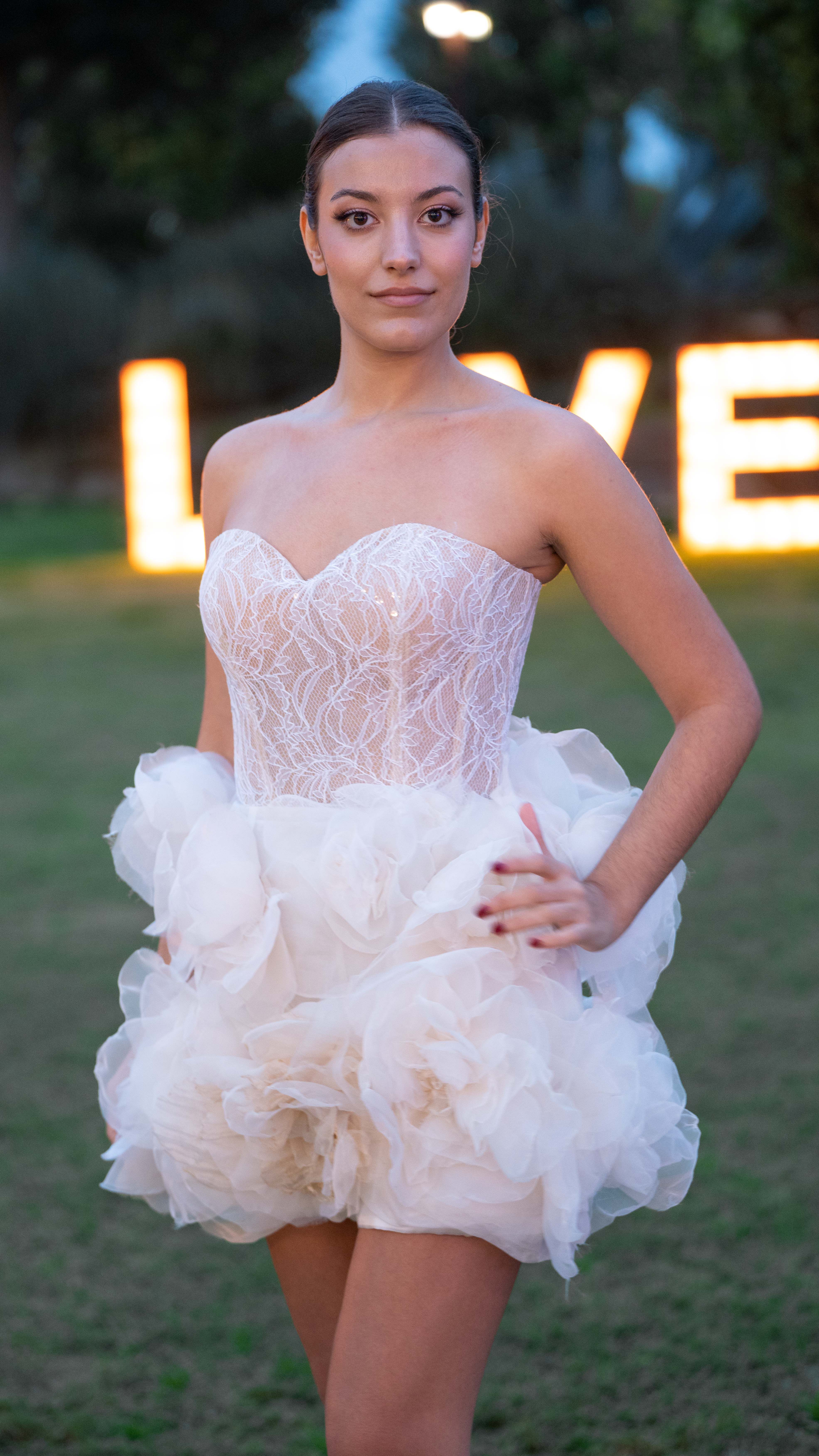 Vestido corto de novia con volantes — Oksana Dorenska